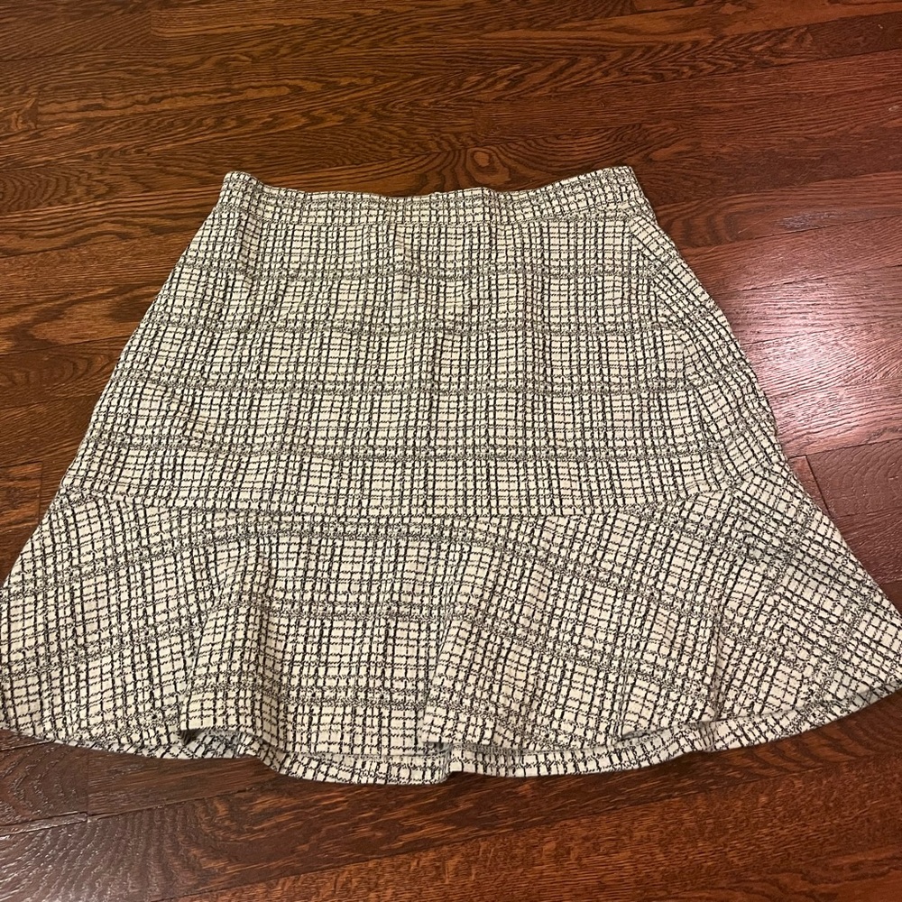 Black and white patterned mini skirt